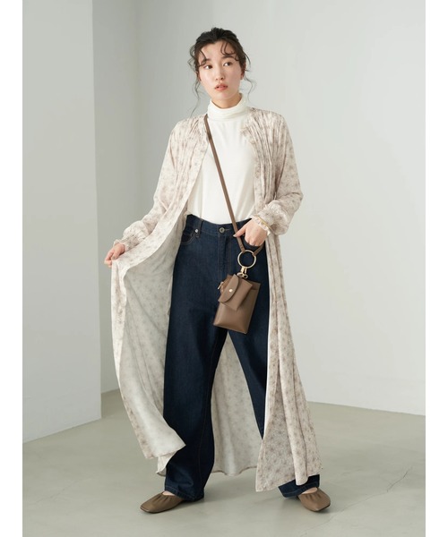 earth music&ecology(アースミュージックアンドエコロジー)の「シャーリングギャザーワンピース(フラワー)*(ワンピース・レディース・ベージュ/サックスブルー・FREE)」の12枚目の写真