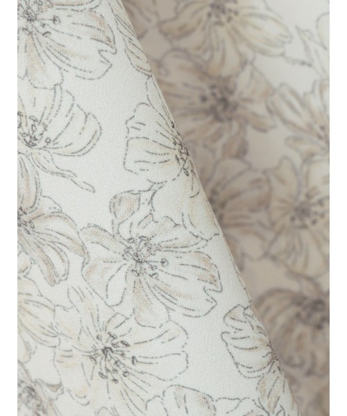 earth music&ecology(アースミュージックアンドエコロジー)の「シャーリングギャザーワンピース(フラワー)*(ワンピース・レディース・ベージュ/サックスブルー・FREE)」の13枚目の写真