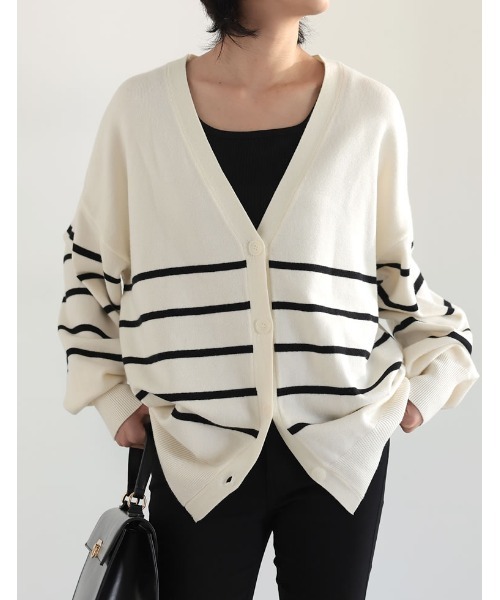 Re:EDIT（リエディ）の「Vネックオーバーサイズカラーニットカーディガン（カーディガン/ボレロ・レディース・ブラック/アイボリー/グレー/レッド/イエロー/グリーン/ホワイト/ピンク/ブルー/ベージュ/チャコールグレー/ホワイト×ブラック・MEDIUM/LARGE）」の3枚目の写真