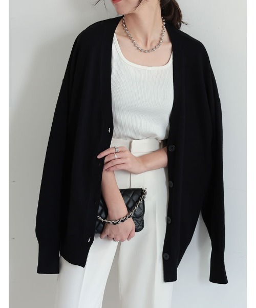 Re:EDIT（リエディ）の「Vネックオーバーサイズカラーニットカーディガン（カーディガン/ボレロ・レディース・ブラック/アイボリー/グレー/レッド/イエロー/グリーン/ホワイト/ピンク/ブルー/ベージュ/チャコールグレー/ホワイト×ブラック・MEDIUM/LARGE）」の4枚目の写真