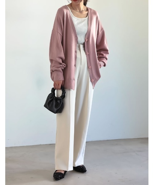 Re:EDIT（リエディ）の「Vネックオーバーサイズカラーニットカーディガン（カーディガン/ボレロ・レディース・ブラック/アイボリー/グレー/レッド/イエロー/グリーン/ホワイト/ピンク/ブルー/ベージュ/チャコールグレー/ホワイト×ブラック・MEDIUM/LARGE）」の15枚目の写真