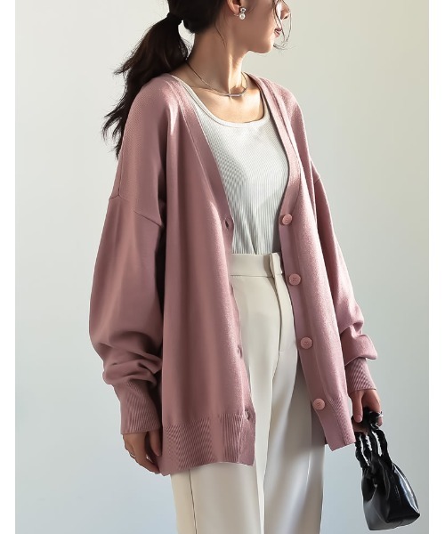 Re:EDIT（リエディ）の「Vネックオーバーサイズカラーニットカーディガン（カーディガン/ボレロ・レディース・ブラック/アイボリー/グレー/レッド/イエロー/グリーン/ホワイト/ピンク/ブルー/ベージュ/チャコールグレー/ホワイト×ブラック・MEDIUM/LARGE）」の14枚目の写真