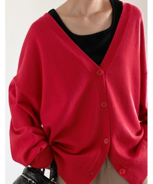 Re:EDIT（リエディ）の「Vネックオーバーサイズカラーニットカーディガン（カーディガン/ボレロ・レディース・ブラック/アイボリー/グレー/レッド/イエロー/グリーン/ホワイト/ピンク/ブルー/ベージュ/チャコールグレー/ホワイト×ブラック・MEDIUM/LARGE）」の13枚目の写真