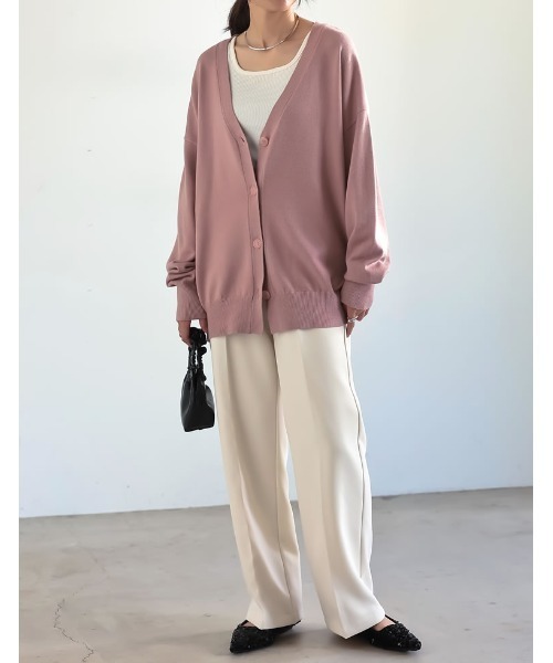 Re:EDIT（リエディ）の「Vネックオーバーサイズカラーニットカーディガン（カーディガン/ボレロ・レディース・ブラック/アイボリー/グレー/レッド/イエロー/グリーン/ホワイト/ピンク/ブルー/ベージュ/チャコールグレー/ホワイト×ブラック・MEDIUM/LARGE）」の18枚目の写真