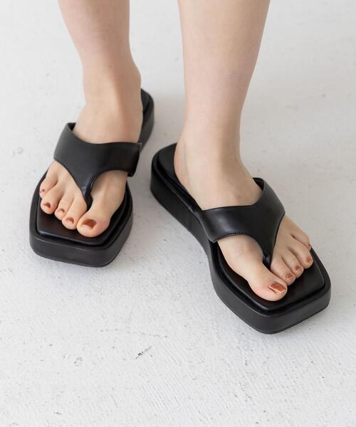 CITEN（シテン）の「＜CITEN（シテン）＞ボリュームソール ワイドトング サンダル（サンダル・レディース・ブラック/クリーム・L/M/S）」の2枚目の写真