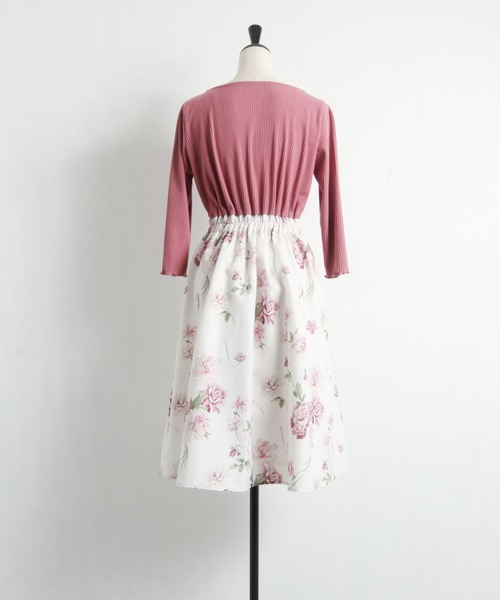 tocco closet（トッコ　クローゼット）の「ウエストリボン付きリブカットソー×フラワープリントドッキングワンピース（ワンピース・レディース・ネイビー/ピンク・M）」の16枚目の写真