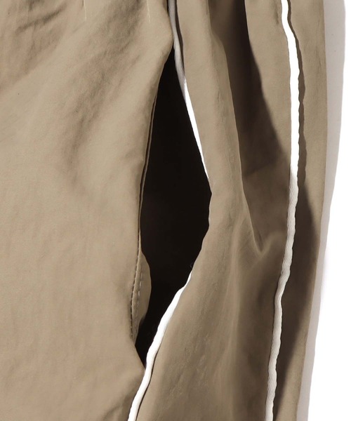 atmos pink（アトモスピンク）の「atmos pink サイドライン裾切り込みシャカパン（その他パンツ・レディース・ブラック/ブラウン・FREE）」の5枚目の写真