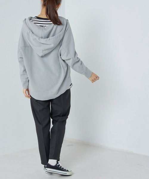 OMNES(オムネス)の「裏毛スウェット フロントV開き フードプルオーバー(パーカー・レディース・ベージュ/ネイビー/ブラウン/アイボリー/ブルー系その他・FREE)」の8枚目の写真