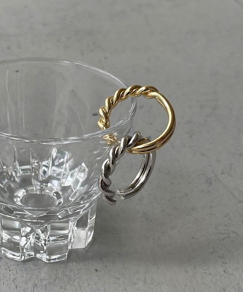 cheriella（シェリエラ）の「【cheriella】2連デザインねじりフープリング（リング・レディース・シルバー/ゴールド・FREE）」の6枚目の写真