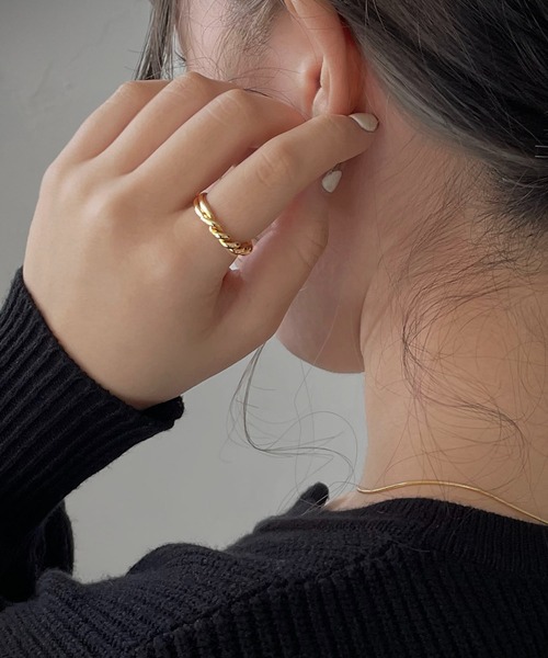 cheriella（シェリエラ）の「【cheriella】2連デザインねじりフープリング（リング・レディース・シルバー/ゴールド・FREE）」の4枚目の写真