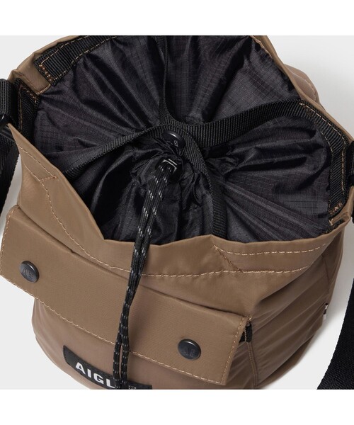 AIGLE（エーグル）の「ネイバーフッドネックポーチ（ショルダーバッグ・レディース・ブラウン/ネイビー・FREE）」の10枚目の写真