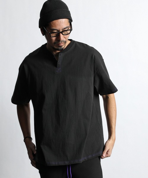 The DUFFER of ST.GEORGE（ザダファーオブセントジョージ）の「【WEB限定アイテム】8oz HEAVY WEIGHT OVER SIZE HENLEY TEE：8オンス ヘビーウェイト オーバーサイズ ビッグシルエット ヘンリーネックTシャツ（Tシャツ/カットソー・メンズ・ブラック/グレイッシュベージュ/ホワイト・SMALL/MEDIUM/LARGE/X-LARGE/XX-LARGE）」の3枚目の写真