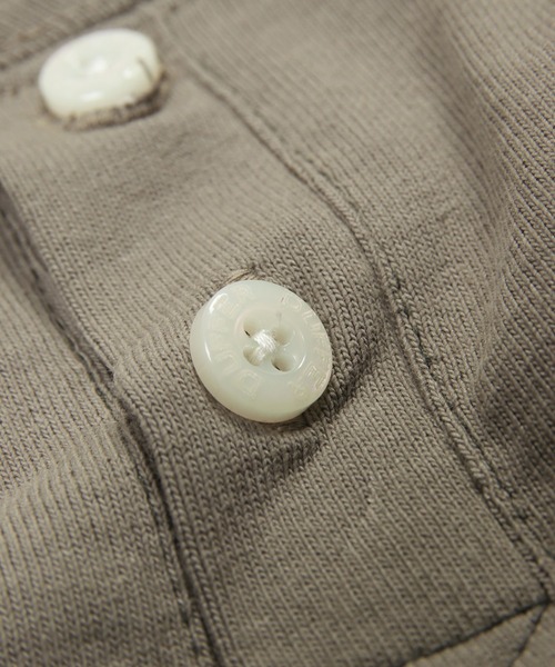 The DUFFER of ST.GEORGE（ザダファーオブセントジョージ）の「【WEB限定アイテム】8oz HEAVY WEIGHT OVER SIZE HENLEY TEE：8オンス ヘビーウェイト オーバーサイズ ビッグシルエット ヘンリーネックTシャツ（Tシャツ/カットソー・メンズ・ブラック/グレイッシュベージュ/ホワイト・SMALL/MEDIUM/LARGE/X-LARGE/XX-LARGE）」の19枚目の写真