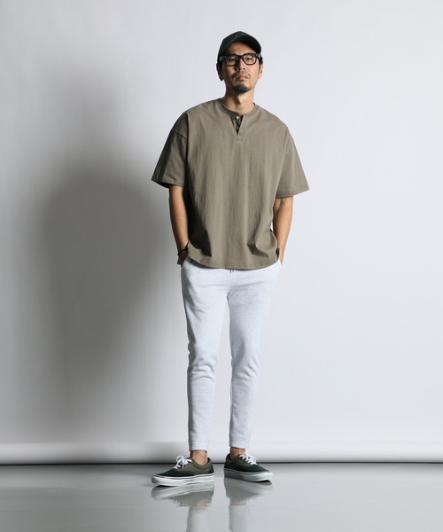 The DUFFER of ST.GEORGE（ザダファーオブセントジョージ）の「【WEB限定アイテム】8oz HEAVY WEIGHT OVER SIZE HENLEY TEE：8オンス ヘビーウェイト オーバーサイズ ビッグシルエット ヘンリーネックTシャツ（Tシャツ/カットソー・メンズ・ブラック/グレイッシュベージュ/ホワイト・SMALL/MEDIUM/LARGE/X-LARGE/XX-LARGE）」の9枚目の写真