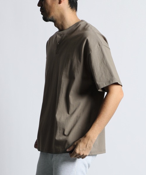 The DUFFER of ST.GEORGE（ザダファーオブセントジョージ）の「【WEB限定アイテム】8oz HEAVY WEIGHT OVER SIZE HENLEY TEE：8オンス ヘビーウェイト オーバーサイズ ビッグシルエット ヘンリーネックTシャツ（Tシャツ/カットソー・メンズ・ブラック/グレイッシュベージュ/ホワイト・SMALL/MEDIUM/LARGE/X-LARGE/XX-LARGE）」の10枚目の写真