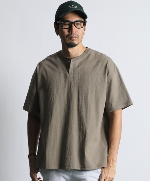 The DUFFER of ST.GEORGE（ザダファーオブセントジョージ）の「【WEB限定アイテム】8oz HEAVY WEIGHT OVER SIZE HENLEY TEE：8オンス ヘビーウェイト オーバーサイズ ビッグシルエット ヘンリーネックTシャツ（Tシャツ/カットソー・メンズ・ブラック/グレイッシュベージュ/ホワイト・SMALL/MEDIUM/LARGE/X-LARGE/XX-LARGE）」の8枚目の写真