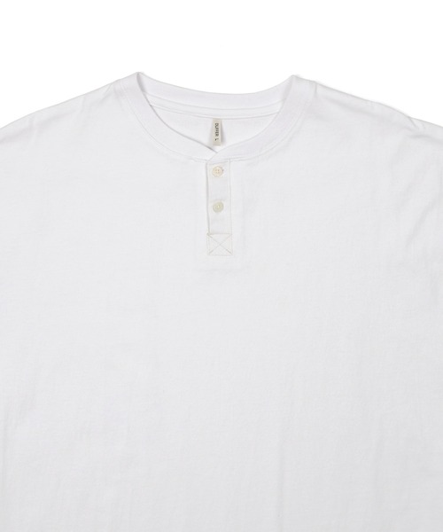 The DUFFER of ST.GEORGE（ザダファーオブセントジョージ）の「【WEB限定アイテム】8oz HEAVY WEIGHT OVER SIZE HENLEY TEE：8オンス ヘビーウェイト オーバーサイズ ビッグシルエット ヘンリーネックTシャツ（Tシャツ/カットソー・メンズ・ブラック/グレイッシュベージュ/ホワイト・SMALL/MEDIUM/LARGE/X-LARGE/XX-LARGE）」の15枚目の写真