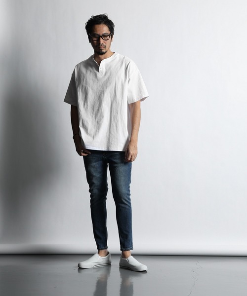The DUFFER of ST.GEORGE（ザダファーオブセントジョージ）の「【WEB限定アイテム】8oz HEAVY WEIGHT OVER SIZE HENLEY TEE：8オンス ヘビーウェイト オーバーサイズ ビッグシルエット ヘンリーネックTシャツ（Tシャツ/カットソー・メンズ・ブラック/グレイッシュベージュ/ホワイト・SMALL/MEDIUM/LARGE/X-LARGE/XX-LARGE）」の5枚目の写真