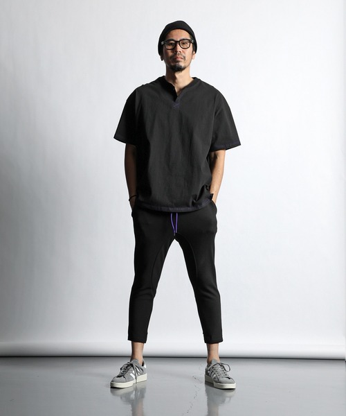 The DUFFER of ST.GEORGE（ザダファーオブセントジョージ）の「【WEB限定アイテム】8oz HEAVY WEIGHT OVER SIZE HENLEY TEE：8オンス ヘビーウェイト オーバーサイズ ビッグシルエット ヘンリーネックTシャツ（Tシャツ/カットソー・メンズ・ブラック/グレイッシュベージュ/ホワイト・SMALL/MEDIUM/LARGE/X-LARGE/XX-LARGE）」の7枚目の写真