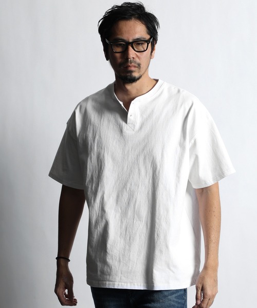 The DUFFER of ST.GEORGE（ザダファーオブセントジョージ）の「【WEB限定アイテム】8oz HEAVY WEIGHT OVER SIZE HENLEY TEE：8オンス ヘビーウェイト オーバーサイズ ビッグシルエット ヘンリーネックTシャツ（Tシャツ/カットソー・メンズ・ブラック/グレイッシュベージュ/ホワイト・SMALL/MEDIUM/LARGE/X-LARGE/XX-LARGE）」の4枚目の写真