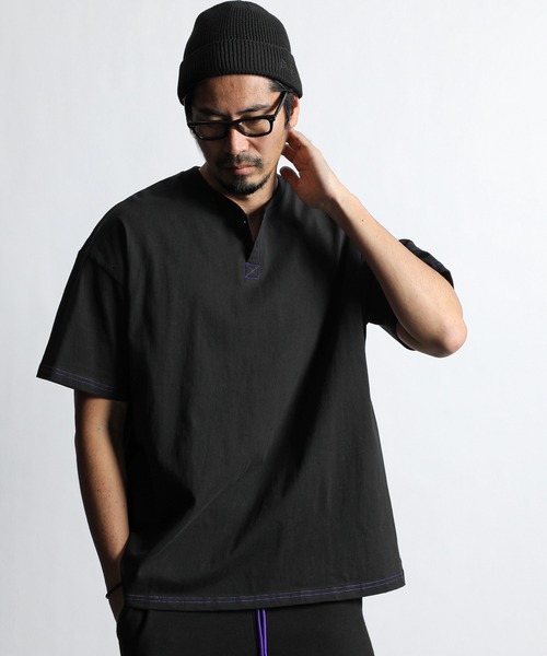 The DUFFER of ST.GEORGE（ザダファーオブセントジョージ）の「【WEB限定アイテム】8oz HEAVY WEIGHT OVER SIZE HENLEY TEE：8オンス ヘビーウェイト オーバーサイズ ビッグシルエット ヘンリーネックTシャツ（Tシャツ/カットソー・メンズ・ブラック/グレイッシュベージュ/ホワイト・SMALL/MEDIUM/LARGE/X-LARGE/XX-LARGE）」の6枚目の写真