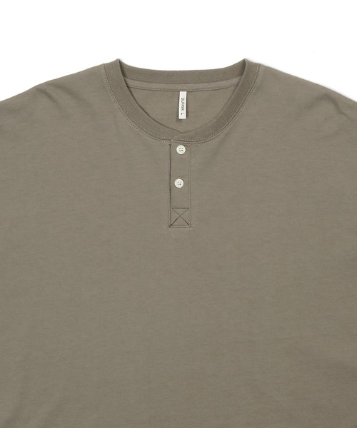 The DUFFER of ST.GEORGE（ザダファーオブセントジョージ）の「【WEB限定アイテム】8oz HEAVY WEIGHT OVER SIZE HENLEY TEE：8オンス ヘビーウェイト オーバーサイズ ビッグシルエット ヘンリーネックTシャツ（Tシャツ/カットソー・メンズ・ブラック/グレイッシュベージュ/ホワイト・SMALL/MEDIUM/LARGE/X-LARGE/XX-LARGE）」の17枚目の写真