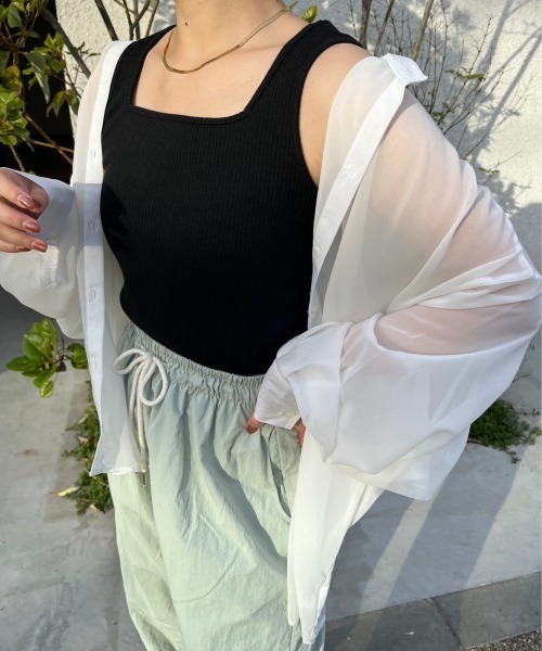 nemne store（ネンネストア）の「【低身長用サイズあり】袖ボリュームシアーバンドカラーシャツ（シャツ/ブラウス・レディース・ブルー/オフホワイト/ピンク/グリーン・SMALL/MEDIUM）」の2枚目の写真