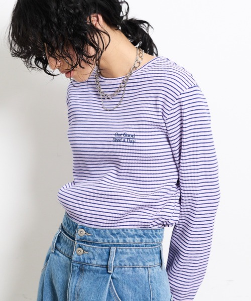 THE YOn(ザヨン)の「胸レタリング刺繍スパンテレコロングスリーブTシャツ(Tシャツ/カットソー・レディース・グレー/ライトグリーン/オートミール/アイボリー/ネイビー/ラベンダー/ホワイト×ブラック・FREE)」の7枚目の写真