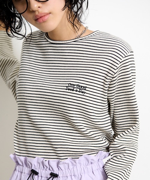 THE YOn(ザヨン)の「胸レタリング刺繍スパンテレコロングスリーブTシャツ(Tシャツ/カットソー・レディース・グレー/ライトグリーン/オートミール/アイボリー/ネイビー/ラベンダー/ホワイト×ブラック・FREE)」の3枚目の写真