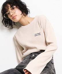 胸レタリング刺繍スパンテレコロングスリーブTシャツ