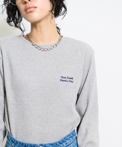 THE YOn(ザヨン)の「胸レタリング刺繍スパンテレコロングスリーブTシャツ(Tシャツ/カットソー・レディース・グレー/ライトグリーン/オートミール/アイボリー/ネイビー/ラベンダー/ホワイト×ブラック・FREE)」の4枚目の写真