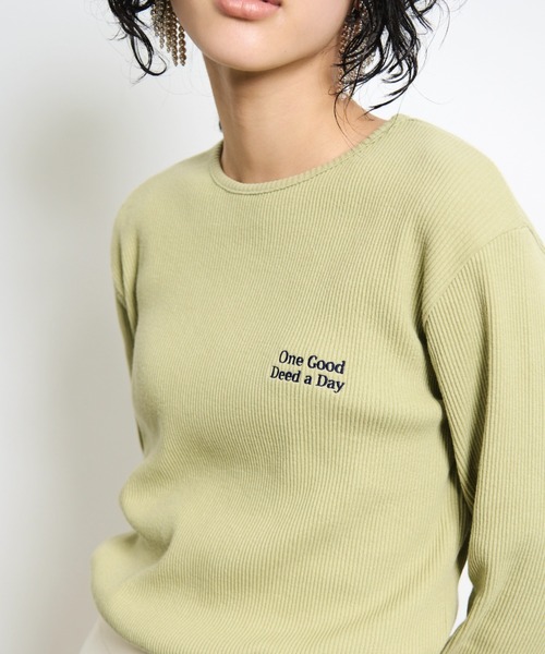 THE YOn(ザヨン)の「胸レタリング刺繍スパンテレコロングスリーブTシャツ(Tシャツ/カットソー・レディース・グレー/ライトグリーン/オートミール/アイボリー/ネイビー/ラベンダー/ホワイト×ブラック・FREE)」の6枚目の写真