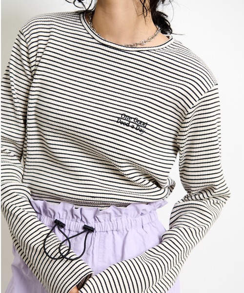 THE YOn(ザヨン)の「胸レタリング刺繍スパンテレコロングスリーブTシャツ(Tシャツ/カットソー・レディース・グレー/ライトグリーン/オートミール/アイボリー/ネイビー/ラベンダー/ホワイト×ブラック・FREE)」の8枚目の写真