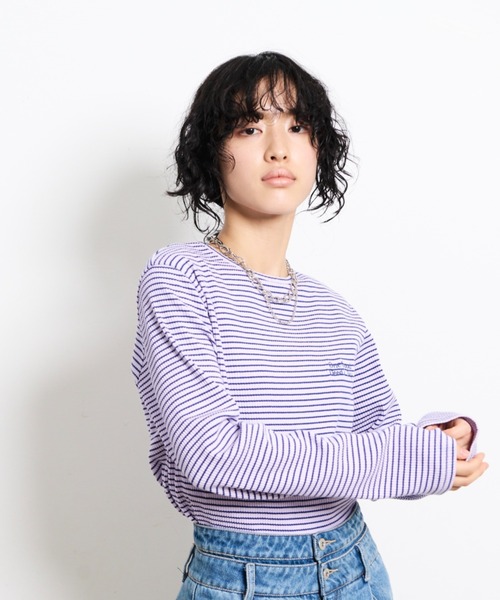 THE YOn(ザヨン)の「胸レタリング刺繍スパンテレコロングスリーブTシャツ(Tシャツ/カットソー・レディース・グレー/ライトグリーン/オートミール/アイボリー/ネイビー/ラベンダー/ホワイト×ブラック・FREE)」の21枚目の写真