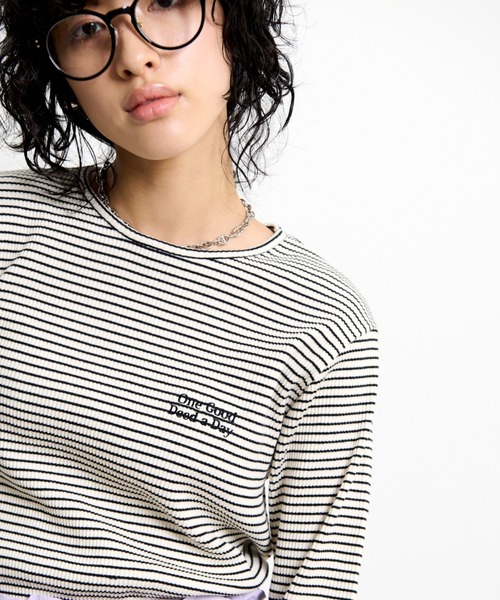 THE YOn(ザヨン)の「胸レタリング刺繍スパンテレコロングスリーブTシャツ(Tシャツ/カットソー・レディース・グレー/ライトグリーン/オートミール/アイボリー/ネイビー/ラベンダー/ホワイト×ブラック・FREE)」の17枚目の写真