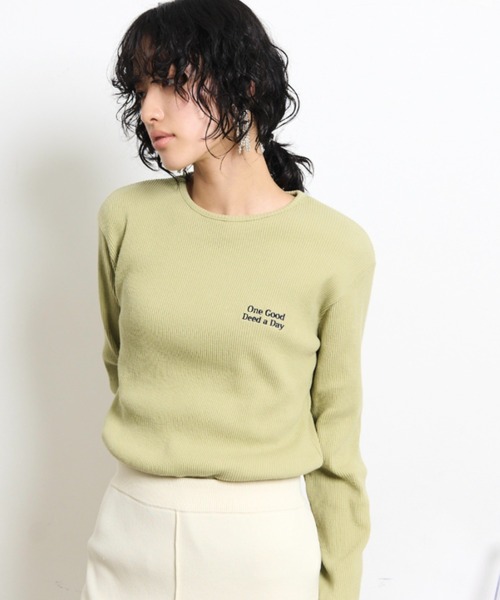 THE YOn(ザヨン)の「胸レタリング刺繍スパンテレコロングスリーブTシャツ(Tシャツ/カットソー・レディース・グレー/ライトグリーン/オートミール/アイボリー/ネイビー/ラベンダー/ホワイト×ブラック・FREE)」の11枚目の写真