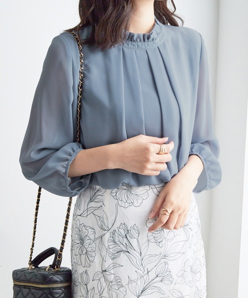 Viola e Viola（ヴィオラエヴィオラ）の「フリル衿シフォンタックブラウス（シャツ/ブラウス・レディース・グレイッシュブルー/イエロー/グレイッシュベージュ/ボルドー/レディッシュグレー/ブラック/オフホワイト・MEDIUM/LARGE/X-LARGE/XX-LARGE/4L/5L）」の5枚目の写真