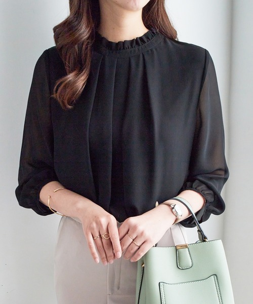 Viola e Viola（ヴィオラエヴィオラ）の「フリル衿シフォンタックブラウス（シャツ/ブラウス・レディース・グレイッシュブルー/イエロー/グレイッシュベージュ/ボルドー/レディッシュグレー/ブラック/オフホワイト・MEDIUM/LARGE/X-LARGE/XX-LARGE/4L/5L）」の2枚目の写真