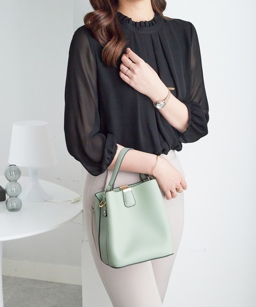 Viola e Viola（ヴィオラエヴィオラ）の「フリル衿シフォンタックブラウス（シャツ/ブラウス・レディース・グレイッシュブルー/イエロー/グレイッシュベージュ/ボルドー/レディッシュグレー/ブラック/オフホワイト・MEDIUM/LARGE/X-LARGE/XX-LARGE/4L/5L）」の22枚目の写真