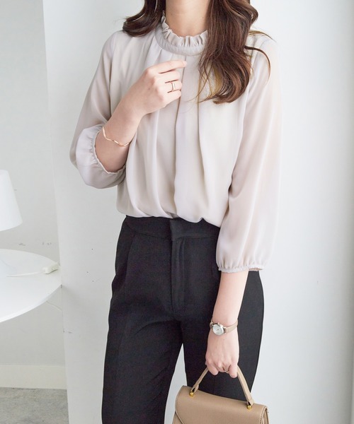 Viola e Viola（ヴィオラエヴィオラ）の「フリル衿シフォンタックブラウス（シャツ/ブラウス・レディース・グレイッシュブルー/イエロー/グレイッシュベージュ/ボルドー/レディッシュグレー/ブラック/オフホワイト・MEDIUM/LARGE/X-LARGE/XX-LARGE/4L/5L）」の8枚目の写真