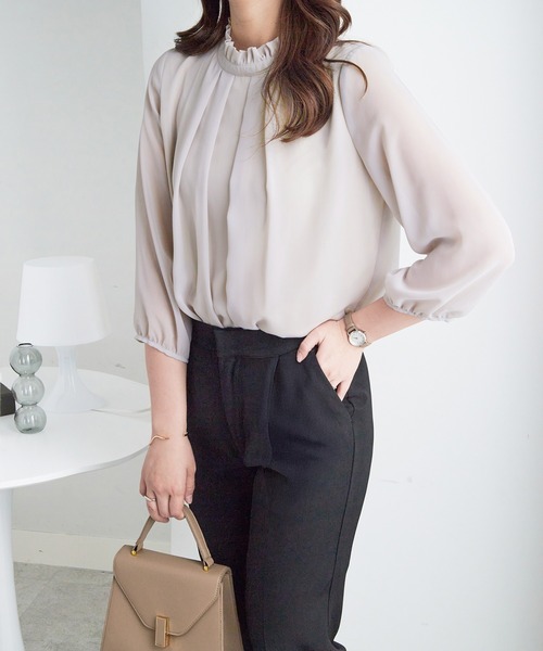 Viola e Viola（ヴィオラエヴィオラ）の「フリル衿シフォンタックブラウス（シャツ/ブラウス・レディース・グレイッシュブルー/イエロー/グレイッシュベージュ/ボルドー/レディッシュグレー/ブラック/オフホワイト・MEDIUM/LARGE/X-LARGE/XX-LARGE/4L/5L）」の9枚目の写真