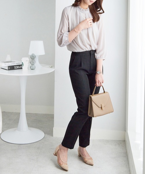 Viola e Viola（ヴィオラエヴィオラ）の「フリル衿シフォンタックブラウス（シャツ/ブラウス・レディース・グレイッシュブルー/イエロー/グレイッシュベージュ/ボルドー/レディッシュグレー/ブラック/オフホワイト・MEDIUM/LARGE/X-LARGE/XX-LARGE/4L/5L）」の10枚目の写真