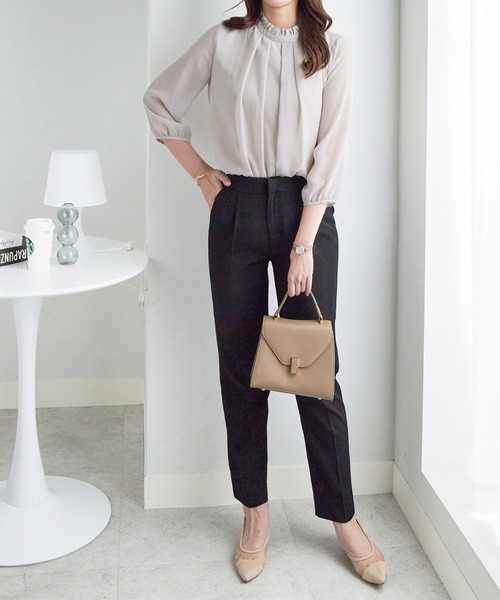 Viola e Viola（ヴィオラエヴィオラ）の「フリル衿シフォンタックブラウス（シャツ/ブラウス・レディース・グレイッシュブルー/イエロー/グレイッシュベージュ/ボルドー/レディッシュグレー/ブラック/オフホワイト・MEDIUM/LARGE/X-LARGE/XX-LARGE/4L/5L）」の11枚目の写真