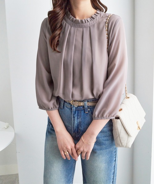 Viola e Viola（ヴィオラエヴィオラ）の「フリル衿シフォンタックブラウス（シャツ/ブラウス・レディース・グレイッシュブルー/イエロー/グレイッシュベージュ/ボルドー/レディッシュグレー/ブラック/オフホワイト・MEDIUM/LARGE/X-LARGE/XX-LARGE/4L/5L）」の16枚目の写真