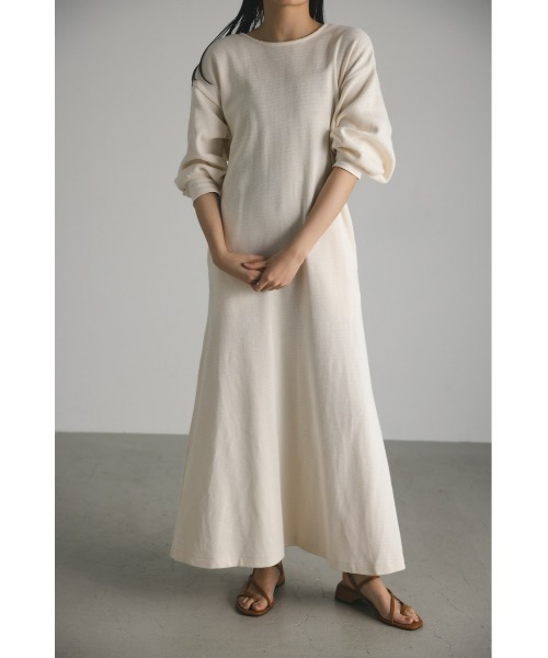 STYLEMIXER（スタイルミキサー）の「バックオープンリラックスカットワンピース（ワンピース・レディース・アイボリー/ブラック/チャコールグレー・MEDIUM/SMALL）」の5枚目の写真