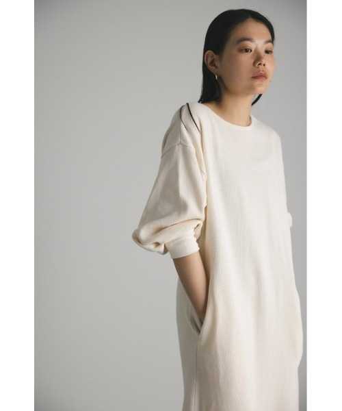 STYLEMIXER（スタイルミキサー）の「バックオープンリラックスカットワンピース（ワンピース・レディース・アイボリー/ブラック/チャコールグレー・MEDIUM/SMALL）」の7枚目の写真