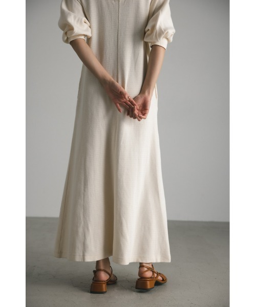 STYLEMIXER（スタイルミキサー）の「バックオープンリラックスカットワンピース（ワンピース・レディース・アイボリー/ブラック/チャコールグレー・MEDIUM/SMALL）」の10枚目の写真