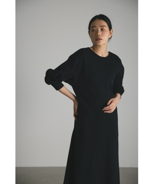 STYLEMIXER（スタイルミキサー）の「バックオープンリラックスカットワンピース（ワンピース・レディース・アイボリー/ブラック/チャコールグレー・MEDIUM/SMALL）」の16枚目の写真