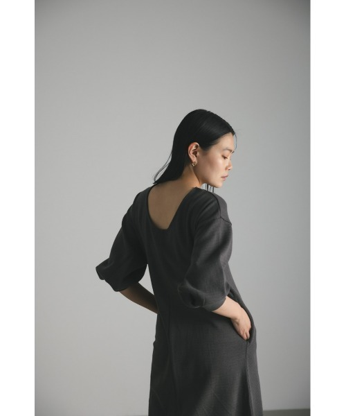 STYLEMIXER（スタイルミキサー）の「バックオープンリラックスカットワンピース（ワンピース・レディース・アイボリー/ブラック/チャコールグレー・MEDIUM/SMALL）」の22枚目の写真