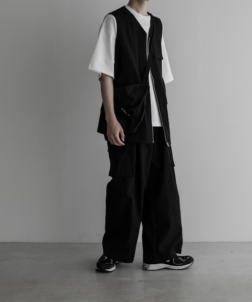 remer（リメール）の「loose military zip over vest / ルーズミリタリージップオーバーベスト（ベスト・メンズ・アイボリー/ブラック/チャコールグレー・SMALL/MEDIUM/LARGE）」の4枚目の写真